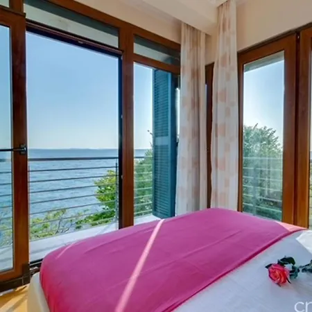 Super Luxuriose Directly On The Sea * Kožino