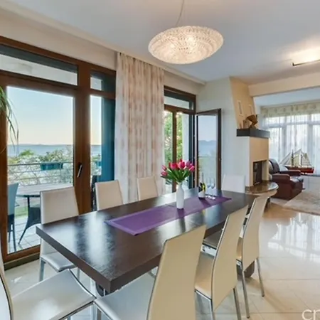Super Luxuriose Directly On The Sea Villa
